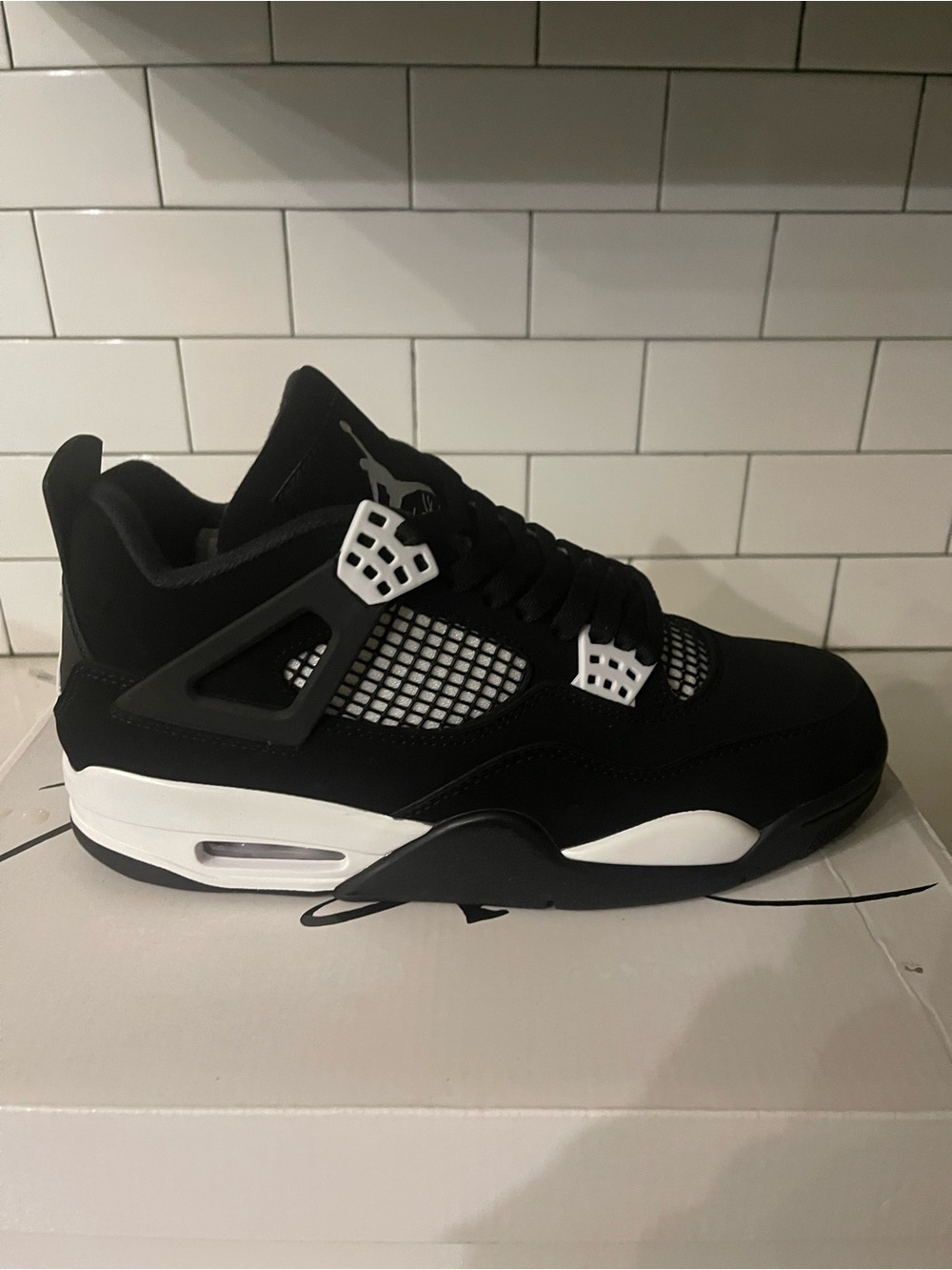 Mens Retro 4 White Thunder Size 7.5.